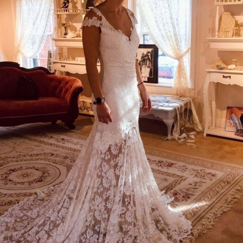 Olvi's Lace Wedding Dress
